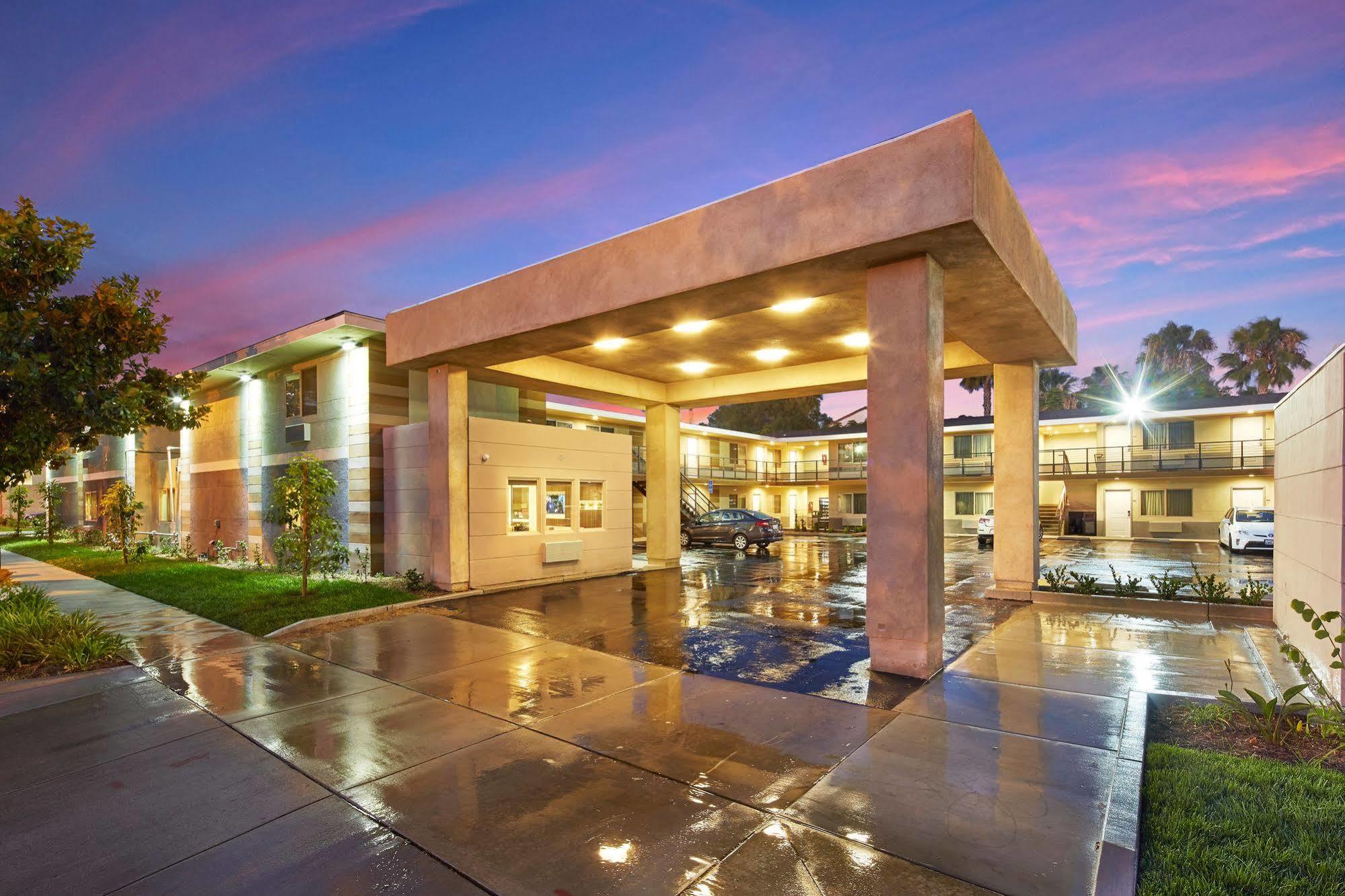 Eden Roc Inn & Suites Near The Maingate Anaheim Exterior photo